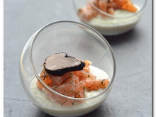 Verrine de crème d'artichaut au fromage et truffe noire, saumon fumé