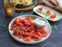 Pour Noël, réalisez ce gravlax de saumon express en seulement 20 minutes, une recette parfaite pour épater vos invités
