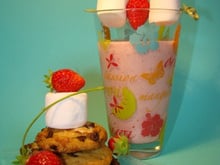 Milk-shake fraise vanille de Léa, et ses petits cookies aux pépites de chocolat et éclats de chamallow