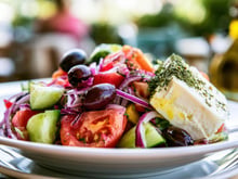 “On va ensoleiller vos assiettes” : Juan Arbelaez vous montre comment faire une salade grecque d'exception !