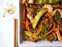 Wok de légumes croquants et crevettes à l'asiatique saveur cacahuète
