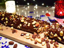 Bûche de Noël aux cacahuètes et pépites de chocolat