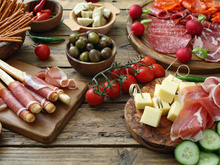 “On a l’impression que c’est le truc healthy de l'apéro, mais non c’est hyper gras” : une diététicienne nous met en garde sur cet aliment !