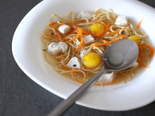 Dés de poulet pochés au bouillon crustacé, nouille chinoise et julienne de carotte