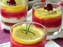 Verrines de crème au citron sur coulis de fruits rouges