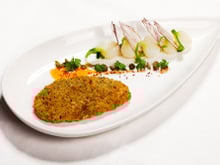 Escalope de poulet panée parmesan et herbes Italiennes, sauce aigre douce, petits oignons nouveaux et câpres