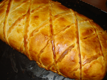 Saumon entier en croûte feuilleté à la mousseline de Saint-Jacques et émulsion de beurre au citron