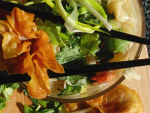 Soupe asiatique aux deux raviolis