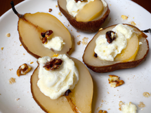 Poires pochées à la bière blanche de Hoegaarden, chantilly chocolatée et noix de pécan