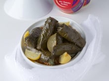 Bataille de feuilles de vigne au thon et tomates séchées