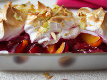 Gratin de nectarines et cassis meringué parsemé d'amandes effilées