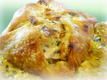 Feuilleté de saumon à la fondue de poireaux, crème à l'estragon et curcumin