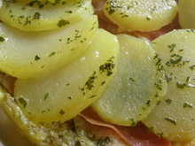 Tarte tatin de pommes de terre au pesto, parmesan et jambon de Parme