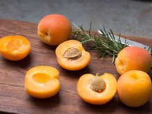 Oublier la tarte aux abricots, voici comment cuisiner ce fruit pour une entrée qui bluffera vos invités !