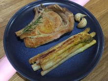 Côte de veau parfumée au romarin et asperges blanches au citron