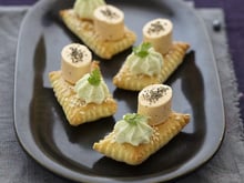 Feuilleté au sésame, chantilly wasabi et Apérivrais Saumon