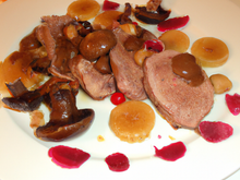 Magret de canard cuit sur sa peau, Princesse Amandine sautées à cru aux girolles, jus de veau à la gelée de fruits rouges