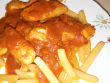 Poulet à la sauce tomate et frite