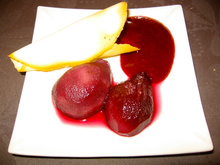 Poires au vin rouge et crème de cassis