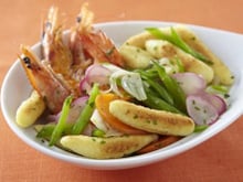 Wok de quenelle et légumes croquants aux crevettes