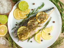 Filets de maquereau grillés au citron, thym et romarin