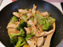 Blancs de poulet, brocoli, pousses de soja et sésame façon wok