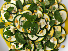 Carpaccio de cougerttes jaunes chèvre et menthe