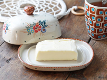 Ce modèle de beurrier permet de conserver le beurre hors du frigo sans risque, et il revient en force dans nos cuisines