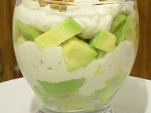 Verrine d'avocat au roquefort et aux noix