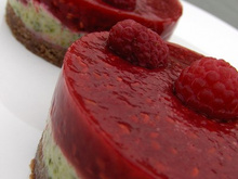 Tartelettes aux framboises et à la crème de pistache sur biscuit chocolaté