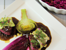 Papillote de chou rouge au filet mignon, lentille et sauce Merlot