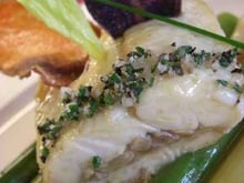 Turbot «André Moreau» glacé minute, jeunes poireaux, asperges vertes et jus de cuisson