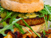 Auvergnat burger végé aux lentilles du Puy et à la Fourme d'Ambert