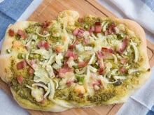 Pizza pesto-jambon : la recette maison qui change de la pizza classique