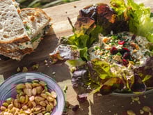 Salade de poulet au yaourt, mangue et curry