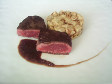 Tournedos de bœuf, cœurs d'artichauds poêlés, sauce bordelaise: