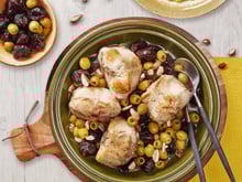 Râbles de lapin aux olives vertes, pruneaux et amandes