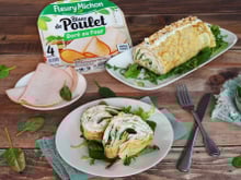 Roulé de crêpes salées au blanc de poulet, fromage fouetté aux herbes et pousses d’épinards