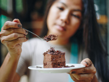 "Gérer les envies de sucre, c’est le plus difficile" : un médecin dévoile quel aliment manger pour calmer son appétit