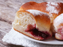 Brioche à la confiture de cerises