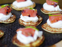 Petits blinis au saumon fumé, crème fraîche et citron vert