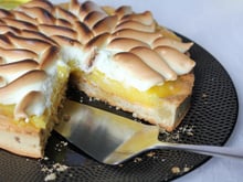 Tarte au citron jaune, meringue citron vert, pâte sablée amande et pistache