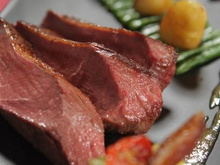 Magret de canard au coulis d'orange, gindembre, dattes, cacahuètes et avocat