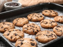 Voici l’astuce à connaitre absolument pour faire des cookies parfaits, à la fois moelleux et croustillant !