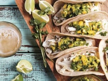 Tacos au poisson et salsa de mangue à l'avocat