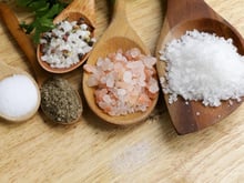 Sel rose, sel de Guérande, sel fin… lequel faut-il vraiment utiliser ? Un chef dévoile son avis tranché !