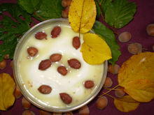 Fromage blanc au chocolat blanc et noisettes.