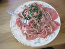 Carpaccio de bœuf à la marinade d'huile d'olive, citron et câpres