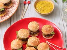 Minis buns de kefta au cumin et à la sauce Tabasco rouge