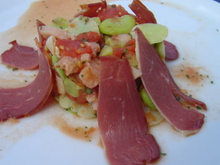 Salade de fèves à la tomate, magret de canard et ses petits lardons